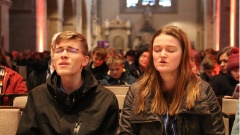 Besucher des Gottesdienstes anlässlich der Verleihung des Jugendandachtspreises der Evangelisch-Lutherischen Landeskirche Hannovers.
