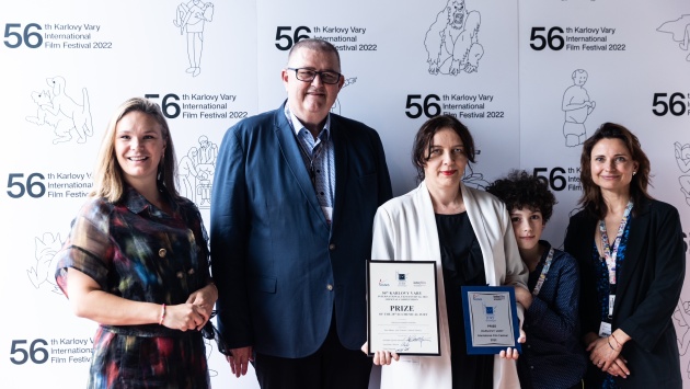 At the award ceremony in Karlovy Vary 2022: The members of the Ecumenical Jury (Annette Gjerde Hansen, Théo Peporté, Veronika Lišková) and Martichka Bozhilova (producer of "A Provincial Hospital", second from right); (© Film Servis Festival Karlovy Vary, a.s.)