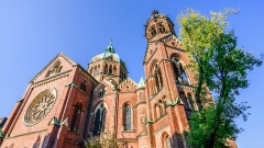 Außenansicht der Münchener Lukaskirche aus der Froschperspektive