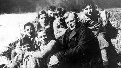 Dietrich Bonhoeffer mit Schülern