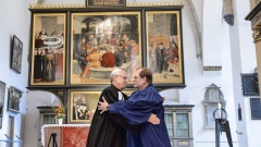 Chris Ferguson, Generalsekretär der Weltgemeinschaft Reformierter Kirchen, umarmt Martin Junge, Generalsekretär des Lutherischen Weltbunds.