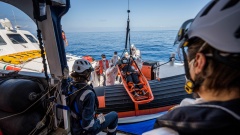 Die"Sea-Watch 4"ist in ihrem Einsatz im Mittelmeer auf hoher See.