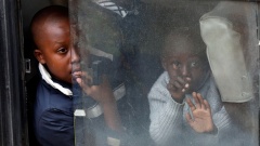 Kinder sitzen in einem Bus in Nairobi, der sie aufs Land bringt. Selbst finanziell besser gestellte Familien könnten sich keine drei Mahlzeiten am Tag mehr leisten. 