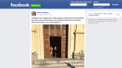 Screenshot von Facebook-Post mit Foto von zwei Menschen in Badekleidung in einem Kircheneingang