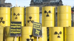 &quot;Atommüllfässer&quot; als Symbol für die ungelöste Endlagerfrage vor dem Bundestag