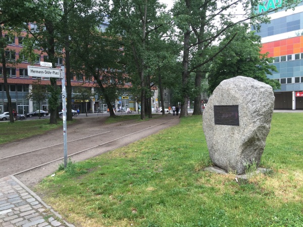 Der Hermann-Stöhr-Platz in Berlin mit der Gedenktafel.