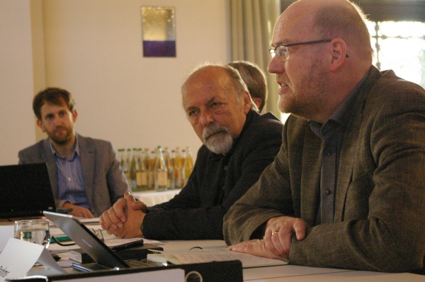 Renke Brahms bei seinem Bericht vor der Konferenz für Friedensarbeit im Raum der EKD in Tutzing.