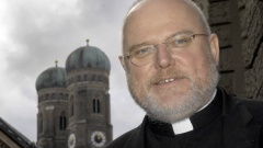Der Münchner Erzbischof Reinhard Marx. Hinten die Türme der Liebfrauenkirche. 
