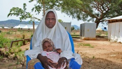 Mariam Suleiman mit ihrer zweieinhalb Jahre alten Tochter Aisha im Transitcamp Mubi, Adamawa State, Nigeria.