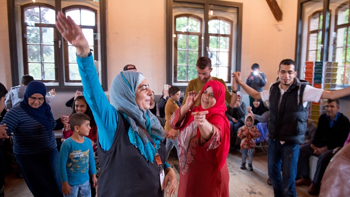 Flüchtlinge tanzen am 17.09.16 im Foyer des Museums Friedland bei Göttingen zu moderner syrischer Popmusik, die aus dem Handy kommt. 